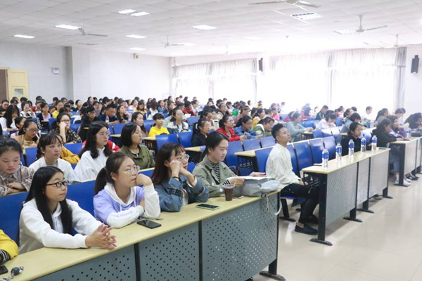 同学们认真听讲