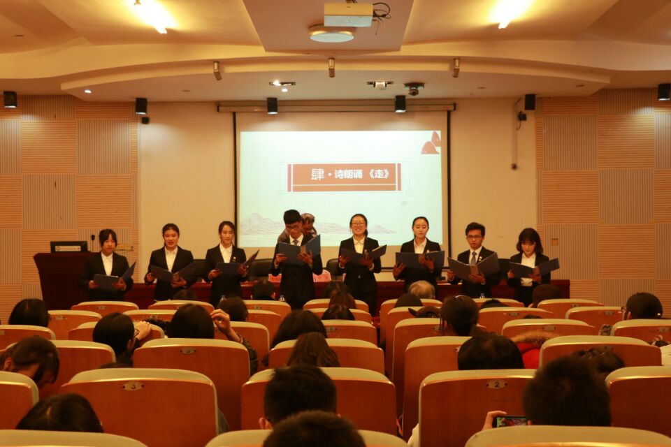 参赛者进行诗朗诵表演
