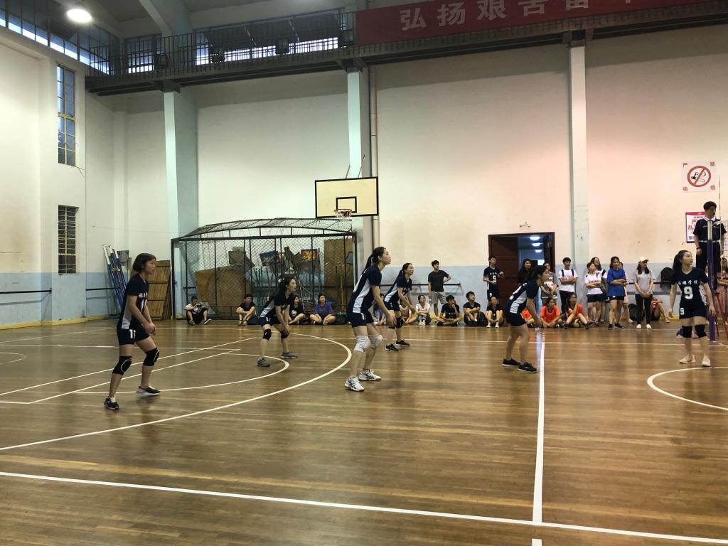 女排队员正在准备接球