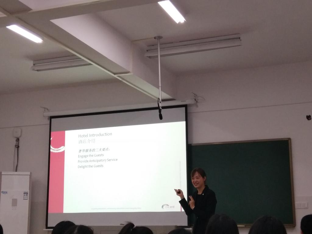 Sunny在讲酒店服务